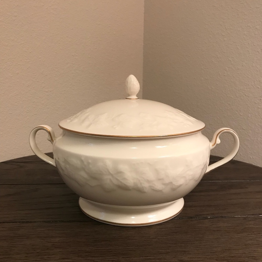 Noritake - Halls of Ivy (Gold Trim) Round Covered Vegetable